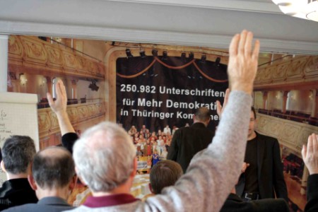 Hier wird Ralf-Uwe Beck nach dem Modell der Schweizerischen Landsgemeinde, mit dem Rücken zum Wahlvolk gewählt