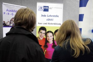 Junge Leute werden auf der Berufsmesse in Arnstadt kompetent beraten.